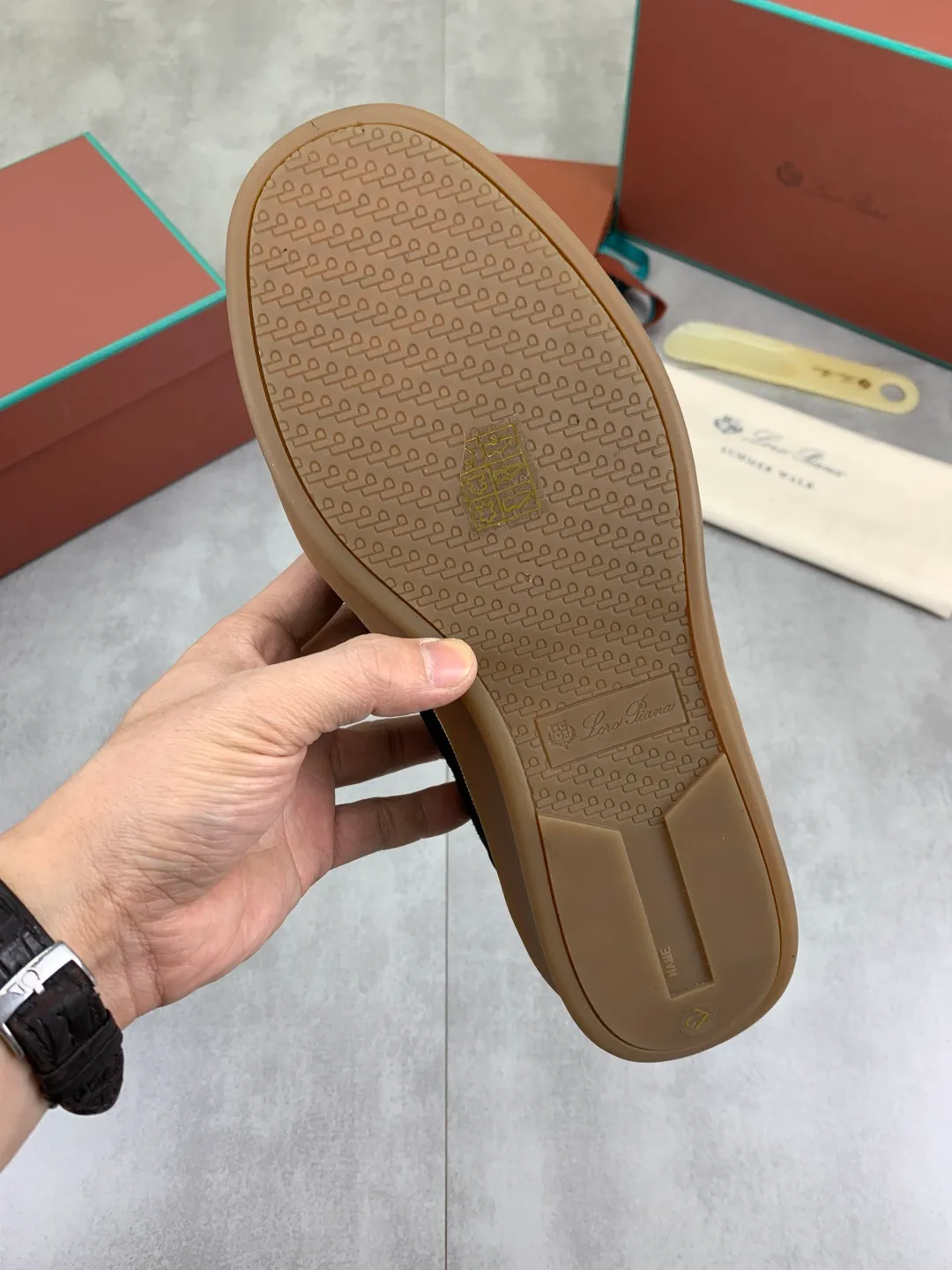 Men's men's shoes 💰P580 New model 💰 The latest casual shoes Loro Piana 💯 Top grade 💯 Buy the original copy 💯 Founded the existing Loro Piana company on April 24, 1924. It is the sixth generation of family operation, providing the best quality products to customers who are discerning about taste and quality. Imported original fly woven fabric with cowhide fabric, plain calfskin lining, hand-stitched thread with cowhide feet, original packaging, high-end outsole, size: 38-45 (customized for 46), 8️⃣ colors available